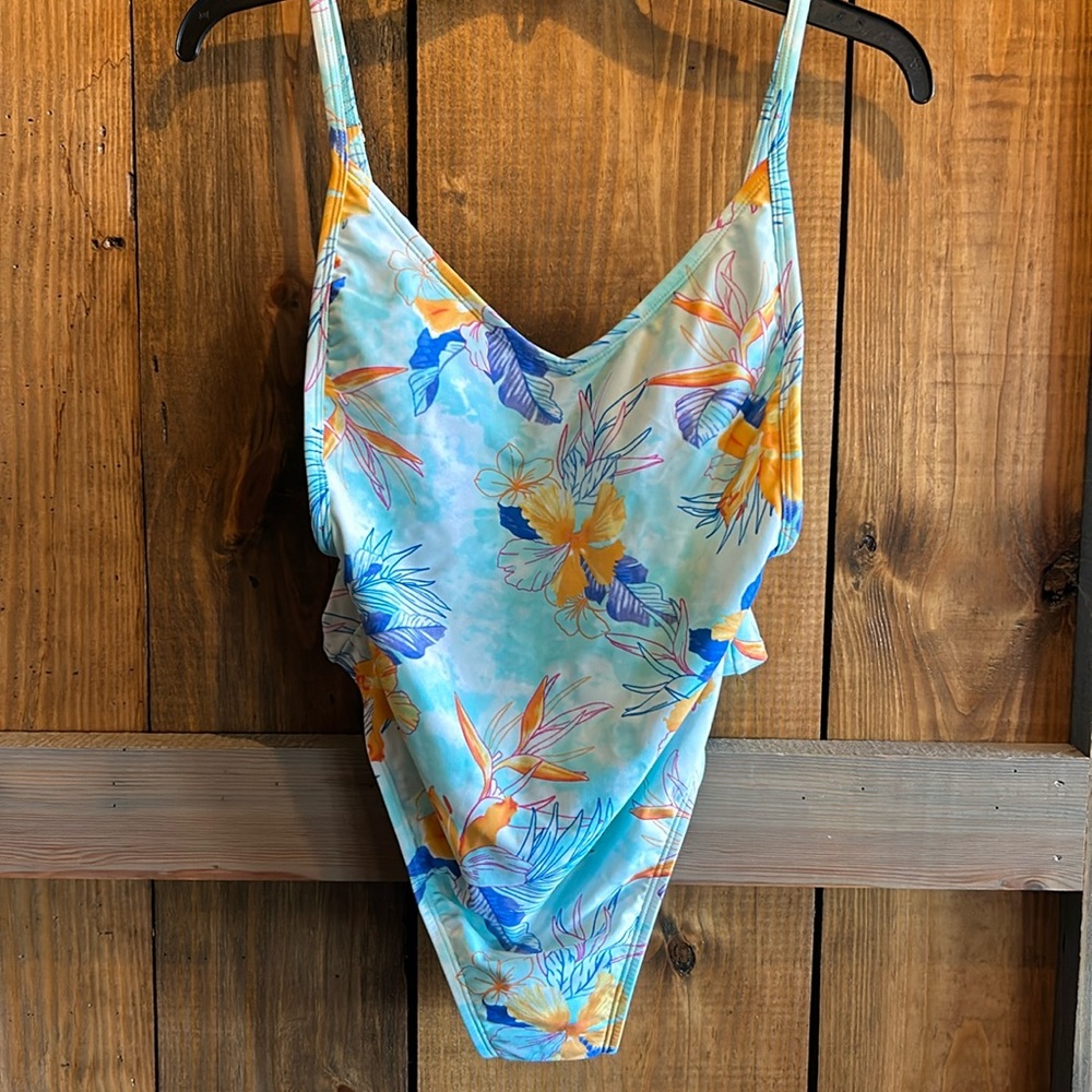 Women’s  one piece swim suit. Never worn. Size L.
